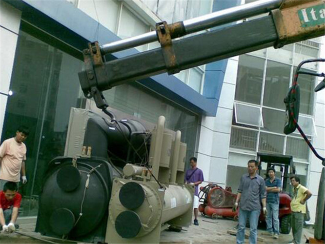 龙口市随车吊和汽车吊的核心区别是什么？哪种更省钱？